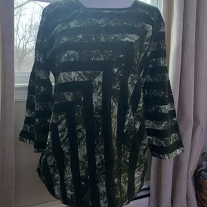 Short sleeve blouse.